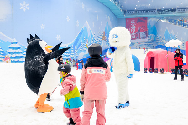 游客在冰雪世界感受清涼。重慶熱雪奇跡供圖、