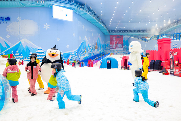 游客娛雪互動。重慶熱雪奇跡供圖