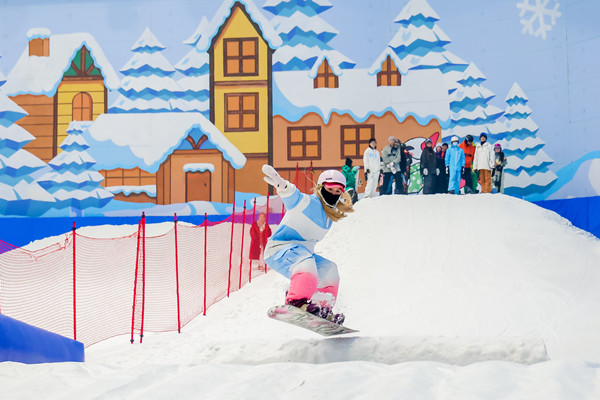 游客體驗滑雪樂趣。重慶熱雪奇跡供圖