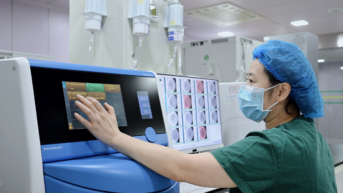 醫生會對胚胎進行檢查。院方供圖