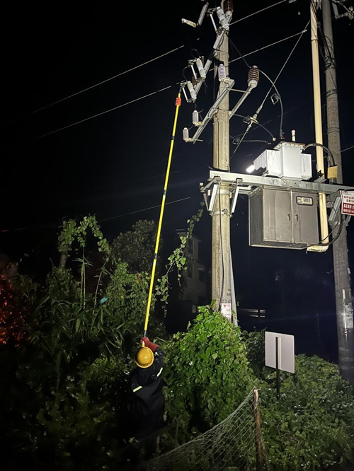 7月28日，國網重慶潼南供電公司在柏梓鎮金盆村6臺區開展緊急停電避險工作。李旭攝