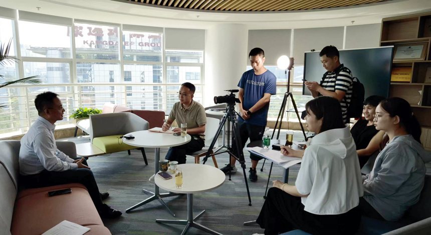 采訪團在重慶物流集團采訪。人民網記者 劉紅攝