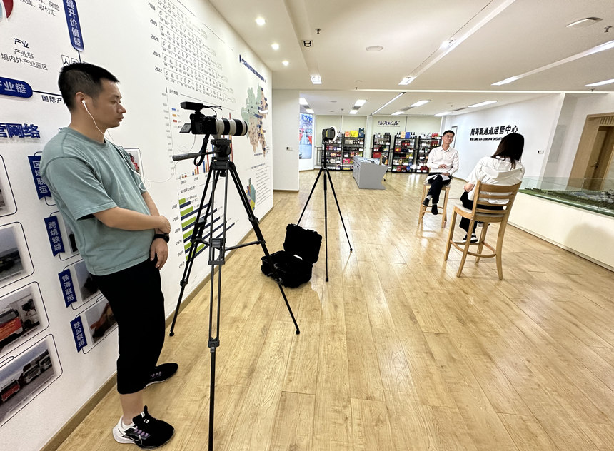 采訪團在陸海新通道運營中心采訪。人民網記者 劉政寧攝