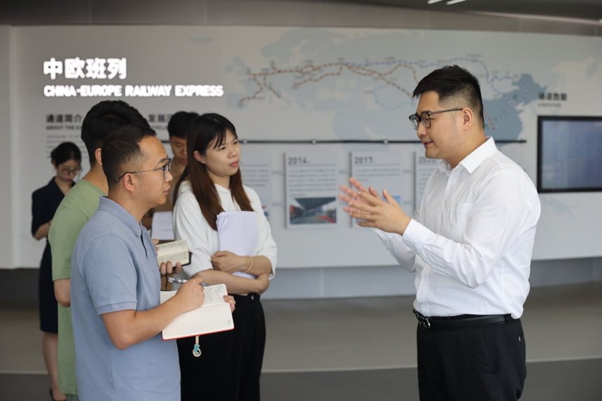 采訪團在重慶國際物流樞紐園區采訪。曾英豪攝