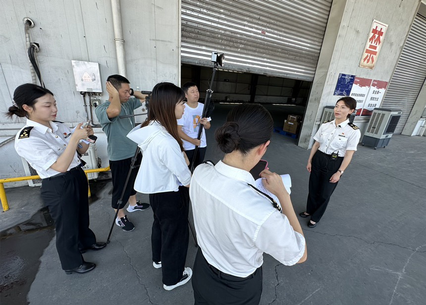 采訪團在重慶海關所屬渝州海關采訪。人民網記者 劉政寧攝