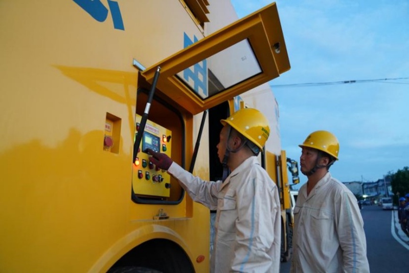 7月28日，國網重慶潼南供電公司調配一臺應急電源車為崇龕鎮防汛指揮部及臨時安置點提供電源保障。李旭攝
