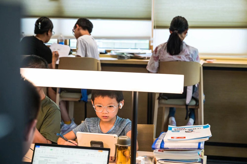 讀者在森林圖書館內看書。鄒樂攝