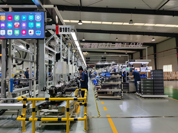 在重慶隆鑫發動機有限公司生產車間，工作人員正在加工發動機和零部件。王玉婷攝