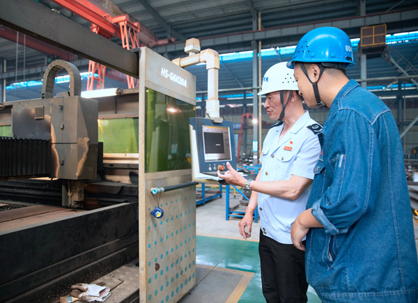 南川區稅務人員走進重慶市上澤機電有限公司生產車間，了解企業生產和研發情況，宣傳研發費用加計扣除政策。楊寅攝