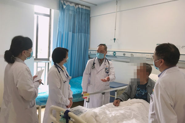 臨床查房。兩江新區人民醫院供圖