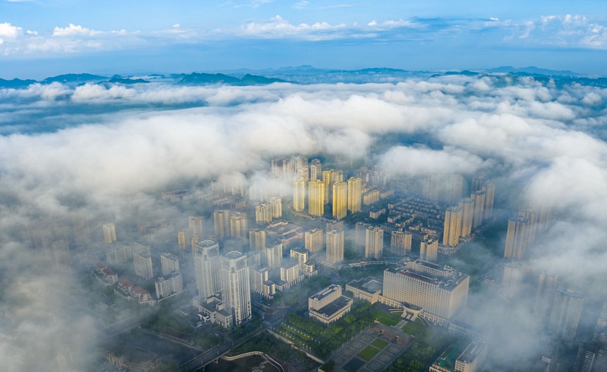 云霧繚繞的南川城區。甘昊旻攝