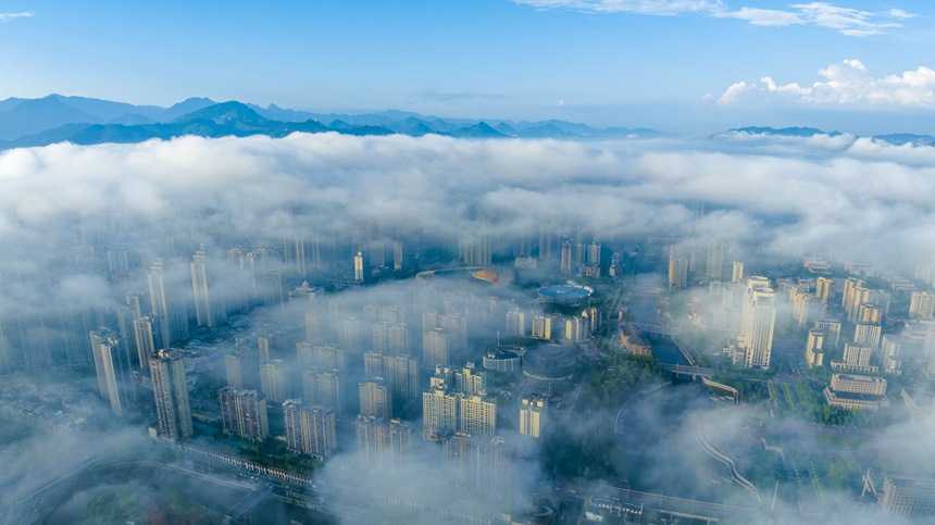 云霧繚繞的南川城區。甘昊旻攝