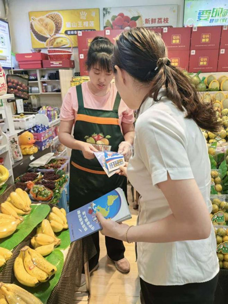 走進商戶開展反詐宣傳。光大銀行重慶分行供圖