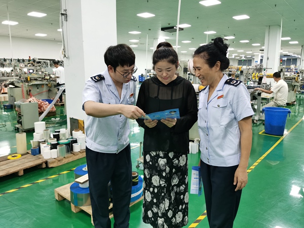 高新區稅務人員走訪企業，宣傳輔導研發費用加計扣除等稅費優惠政策。王玉婷攝