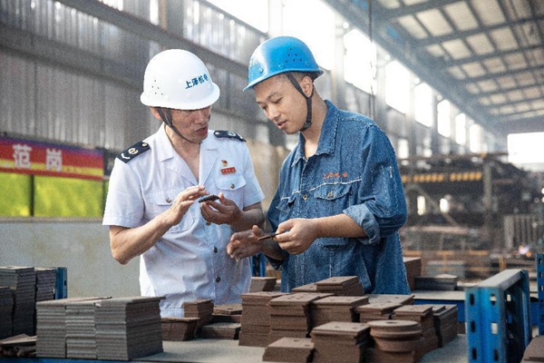 近日，重慶市南川區稅務局組織人員走訪高新技術企業，了解企業發展情況，開展稅費政策宣傳輔導。楊寅攝
