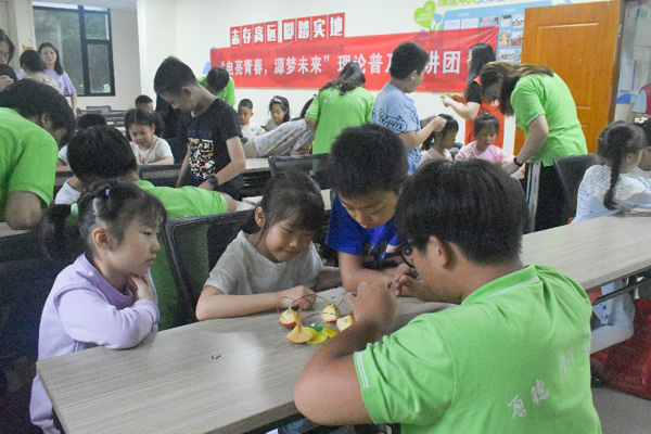 圖為科普課堂之水果發電小實驗環節。重慶電力高專供圖