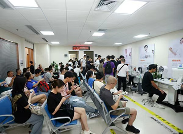 術前檢查室檢查。重慶愛爾眼科醫院總院供圖