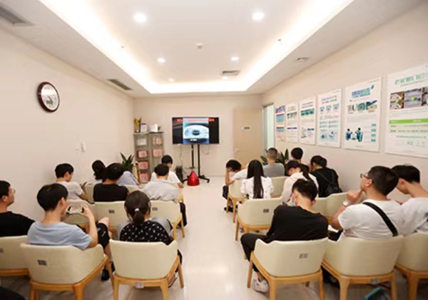 手術當天進行術前宣教。重慶愛爾眼科醫院總院供圖