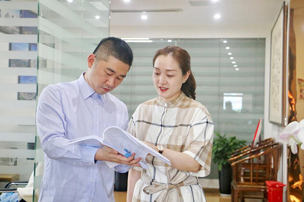 民生銀行重慶分行客戶經理上門為企業提供服務。熊葉攝