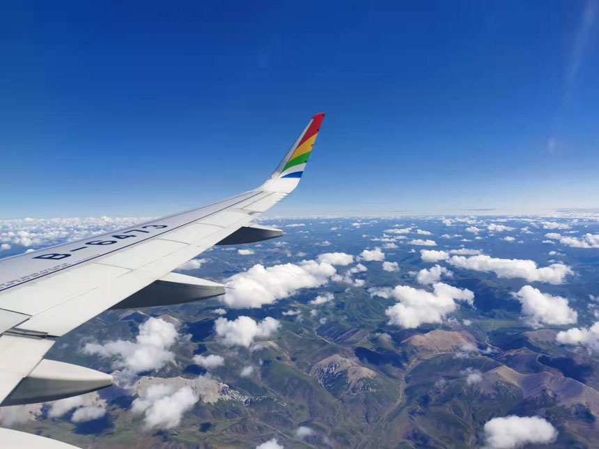 人民日報社重慶分社采訪團隊飛赴昌都。姜峰攝