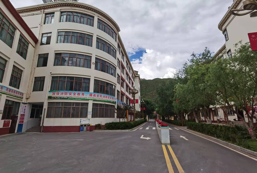 整潔亮堂的昌都市第一高級中學校園。姜峰攝