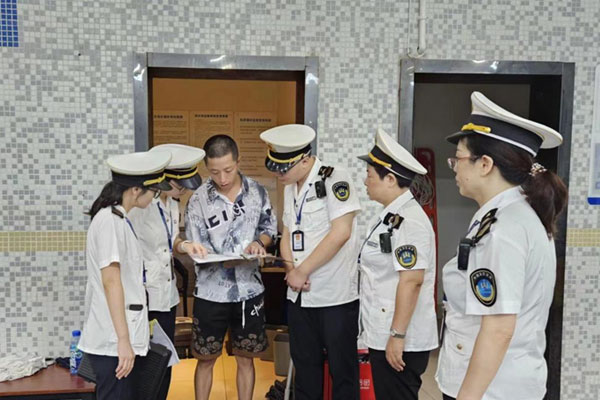 檢查游泳場所衛生管理檔案記錄。石柱縣衛生健康綜合行政執法支隊供圖