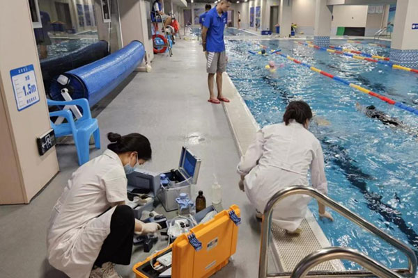 三方檢測機構對游泳場所的池水進行檢測。石柱縣衛生健康綜合行政執法支隊供圖