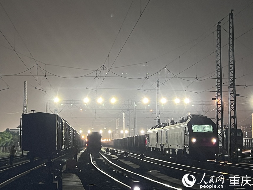 夜幕中繁忙的重慶興隆場編組站。 人民網記者 胡虹攝