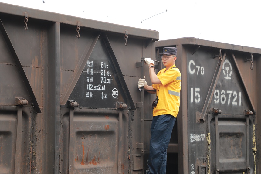 調車員認真瞭望進行推送連掛作業。 重慶興隆場車站供圖