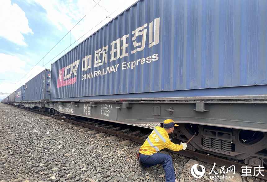 劉子坤正在對中歐班列進行列檢。 人民網記者 胡虹攝