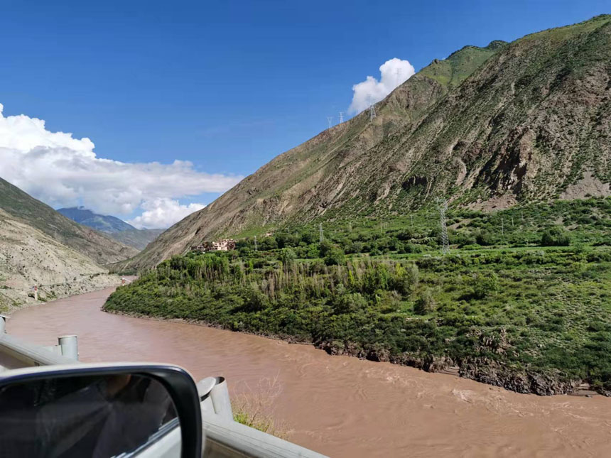 順瀾滄江而下，人民日報社重慶分社采訪團隊奔赴昌都市察雅縣。姜峰攝