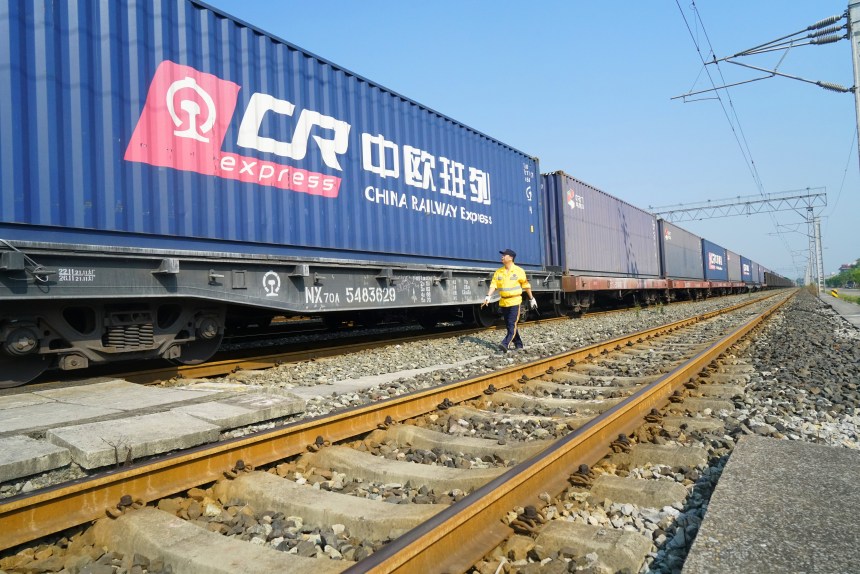 伍洪章正在對中歐班列進行列檢。劉彪攝