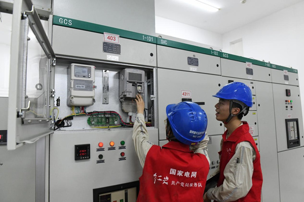 國網重慶北碚供電公司員工正在檢查臺區智能融合終端運行情況。國網重慶電力供圖