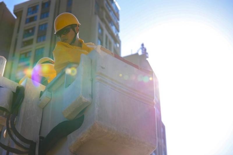 國網重慶市南供電公司員工登上絕緣斗臂車進行帶電作業。龔超攝