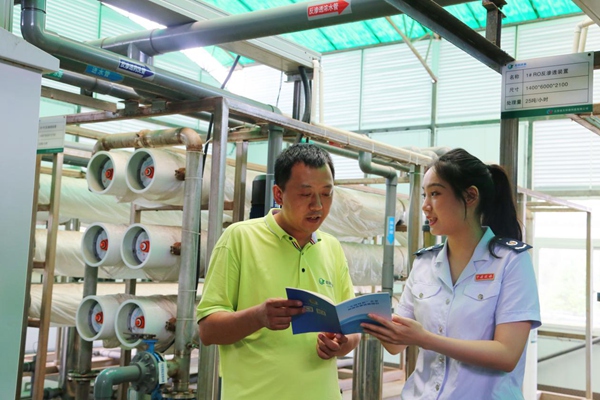 重慶市潼南區稅務人員走進重慶巨科環保有限公司，宣傳輔導環保稅等稅收優惠政策。周歡攝