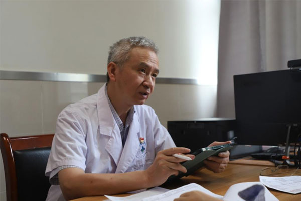 劉湘源坐診。兩江新區人民醫院供圖