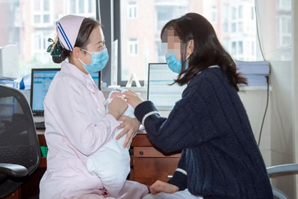 指導科學喂養。兩江新區人民醫院供圖