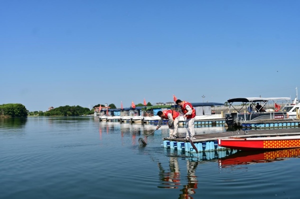 國網重慶市電力公司青年志愿者開展水面清漂。張婷婷攝