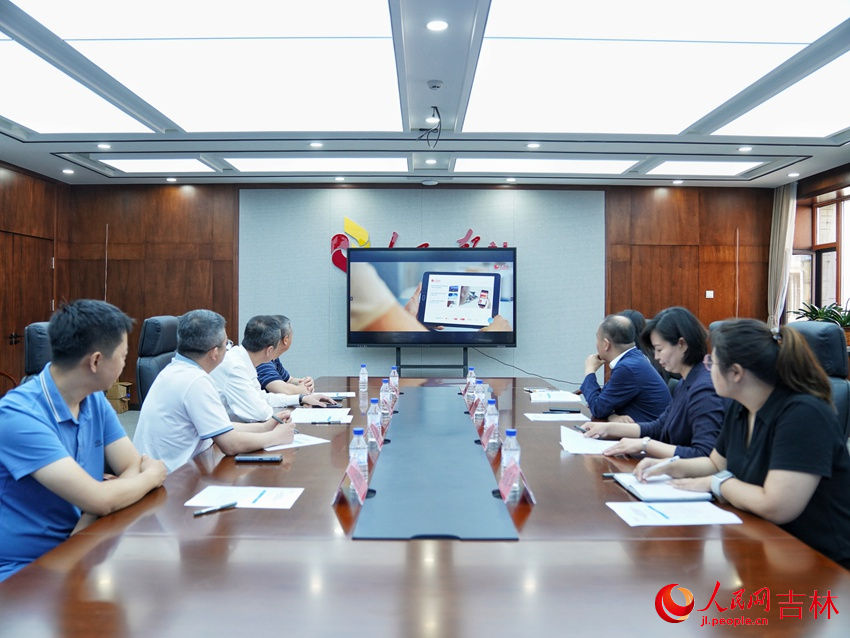 雙方一同觀看人民網宣傳片。人民網記者 李洋攝