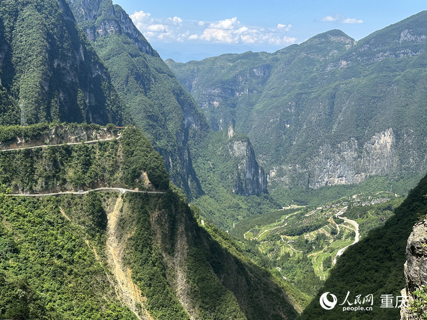 穿過8公里的“天路”，便可抵達位于谷底的下莊村。 人民網記者 劉政寧攝