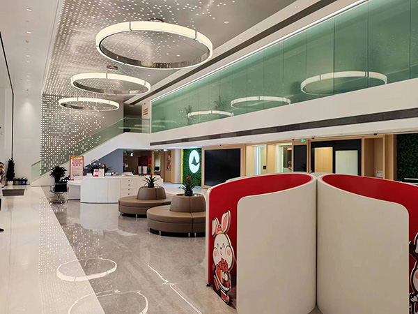 重慶農商行綠色金融示范網點——江津分行營業部大廳。重慶農商行供圖