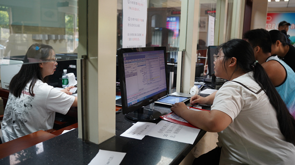 學生在受理點辦理助學貸款。陳鵬西攝