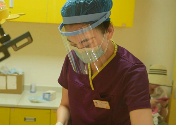 葉天行工作中。重慶小米熊兒童醫院供圖