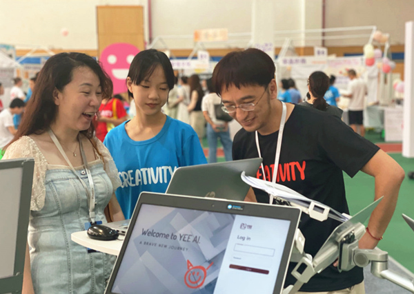 家長參觀“走進三創”快閃展。重慶八中供圖