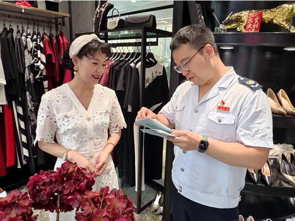 渝中區稅務人員來到朝天門綜合交易市場，為商戶講解個體工商戶相關稅費優惠政策。胡鑫攝