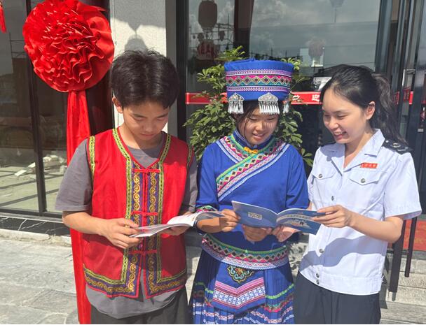 在中國長江“三峽涼都”（奉節）土家風情旅游文化節活動現場，奉節縣稅務局“詩橙稅音”服務隊正為商戶講解稅費政策。李春花攝