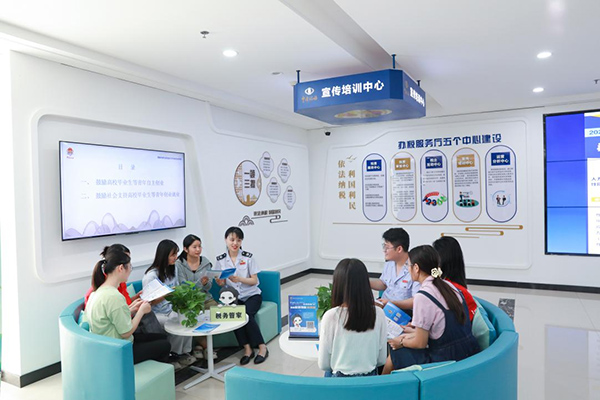 近日，沙坪壩區稅務局邀請7名大學生來到辦稅服務廳體驗辦稅繳費服務，并為其講解就業創業相關稅惠政策。何獻攝