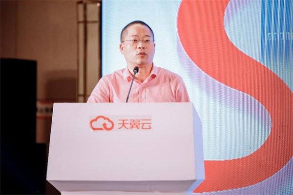 栗傳良在會上發言。中國電信重慶公司供圖