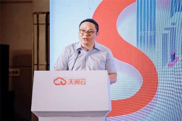 于敉在會上發言。中國電信重慶公司供圖