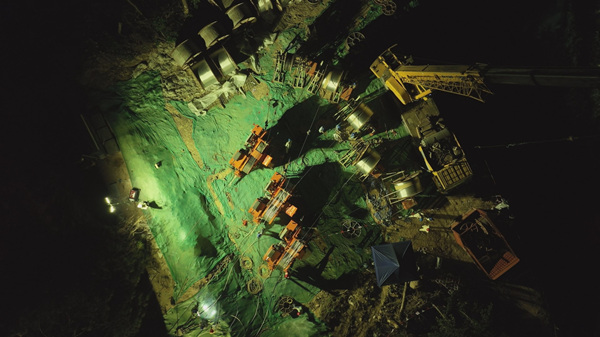 蟠龍抽水蓄能電站500千伏送出工程張力場夜間俯拍圖。張弛攝